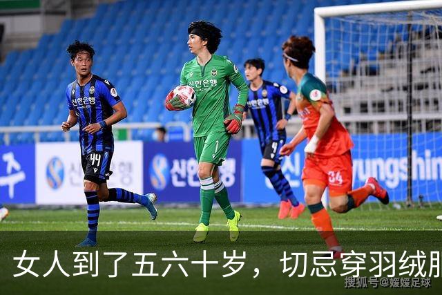 女人到了五六十岁，切忌穿羽绒服、棉服，换成这些会更时髦又保暖